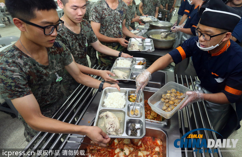 美味大補(bǔ)超幸福！韓國(guó)陸軍訓(xùn)練食譜加入鮑魚(yú)參雞湯