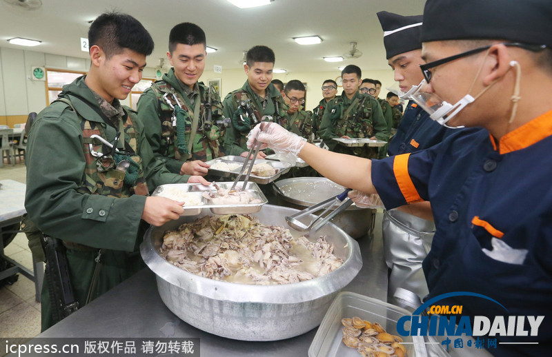 美味大補(bǔ)超幸福！韓國陸軍訓(xùn)練食譜加入鮑魚參雞湯