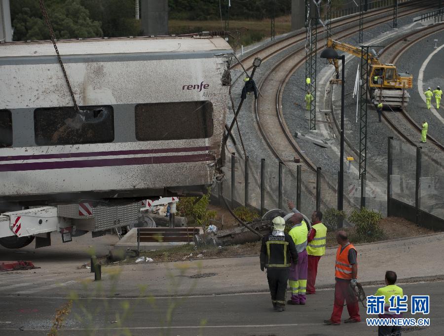 西班牙火車脫軌事故已80人死亡 全國(guó)哀悼三天