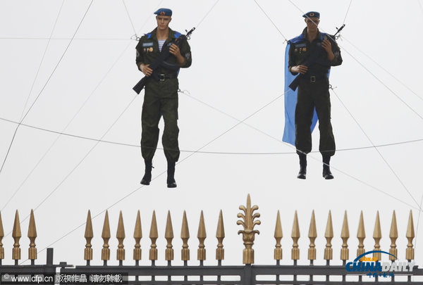 組圖：俄羅斯傘兵靜止懸掛半空 慶?？哲姽?jié)