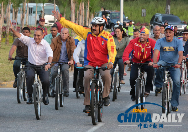 委內(nèi)瑞拉總統(tǒng)與政府工作人員同騎自行車(chē)（組圖）