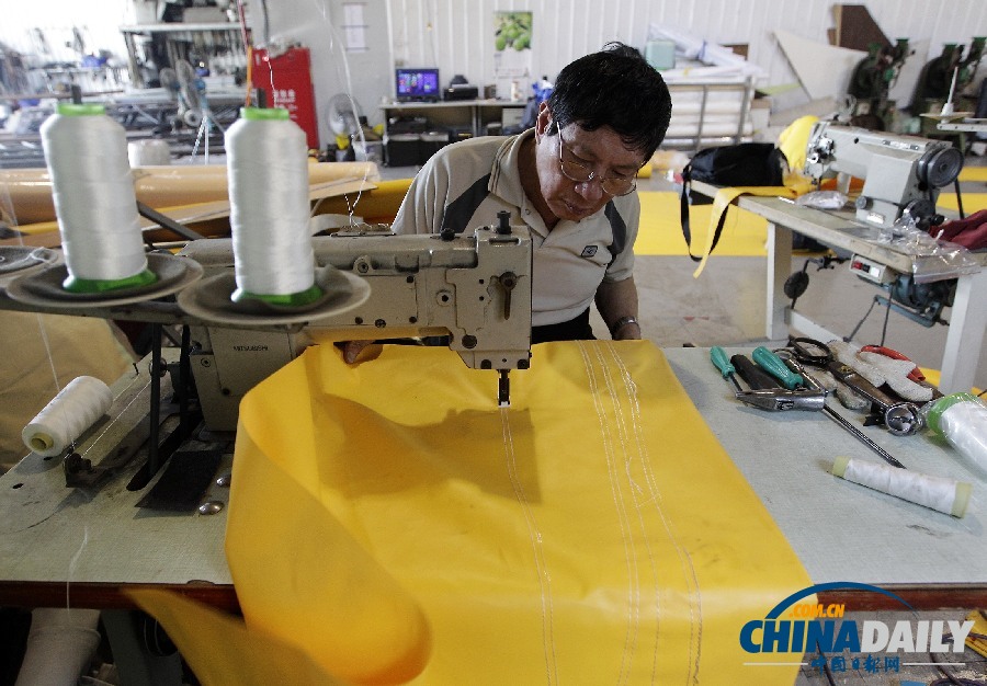 走進(jìn)車(chē)間窺探大黃鴨制作過(guò)程 下一站臺(tái)灣（組圖）