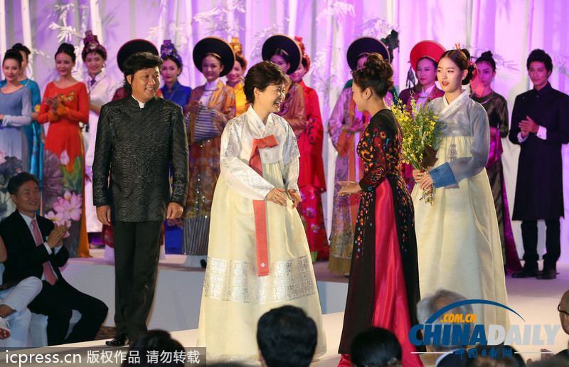 韓總統(tǒng)樸槿惠訪問越南 穿韓服登時(shí)裝表演T臺
