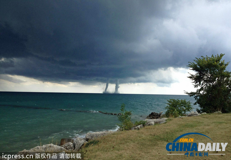 美國(guó)密歇根湖面出現(xiàn)“雙龍吸水”奇觀