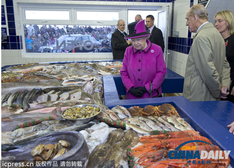 英女王夫婦逛魚(yú)市參觀(guān)釀酒廠(chǎng) 關(guān)注民生（組圖）