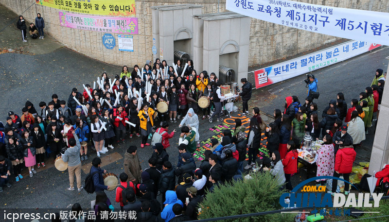 組圖：韓國高考今日舉行 學(xué)子跪地祈福警察騎摩托護(hù)送