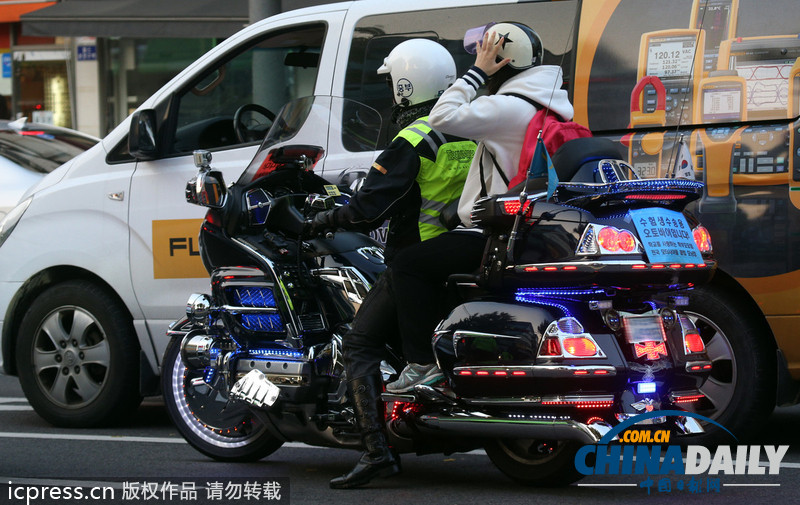 組圖：韓國高考今日舉行 學子跪地祈福警察騎摩托護送