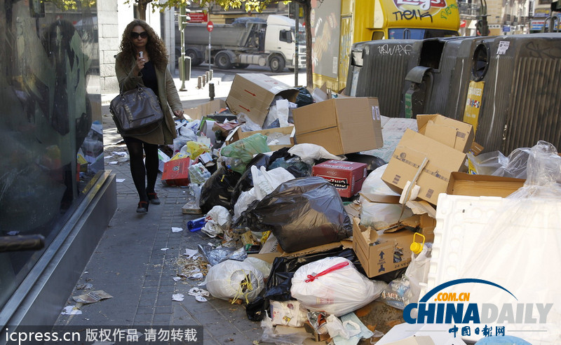 西班牙環(huán)衛(wèi)工人持續(xù)罷工 街頭垃圾堆成山
