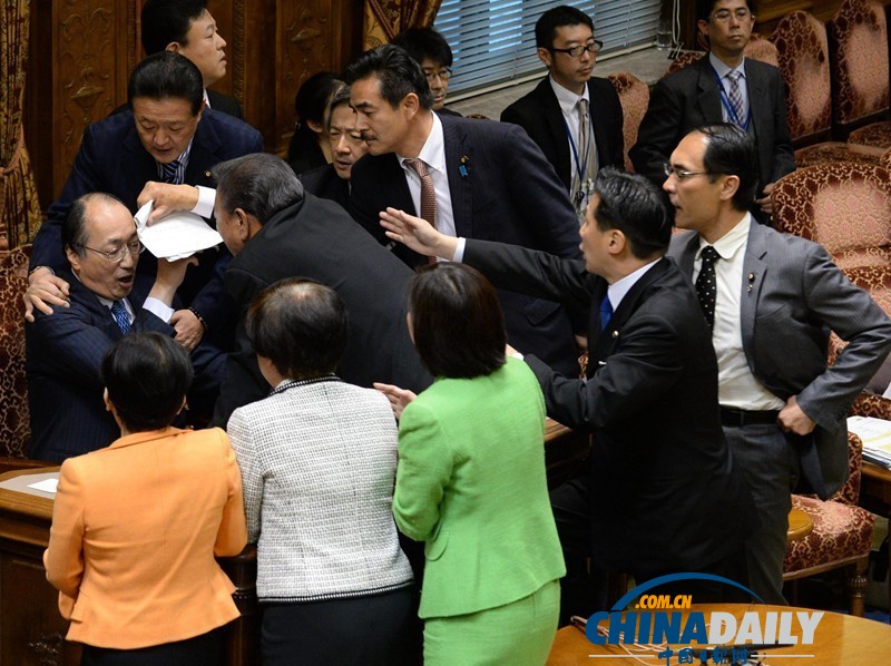 日本參院特委會強(qiáng)行通過《特定秘密保護(hù)法案》議員曾爬上桌子抗議