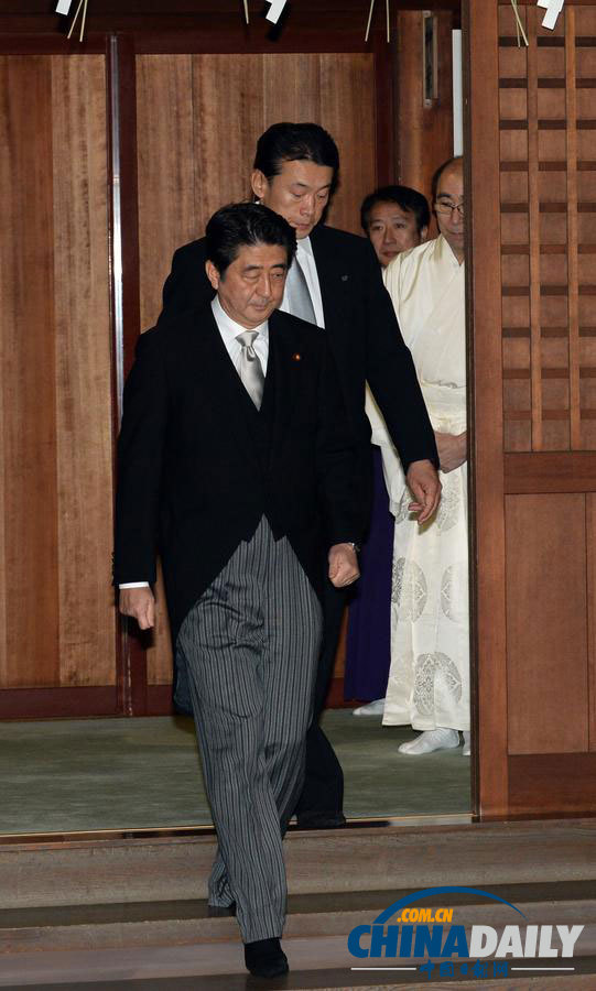 安倍晉三在神職人員引領(lǐng)下參拜靖國(guó)神社