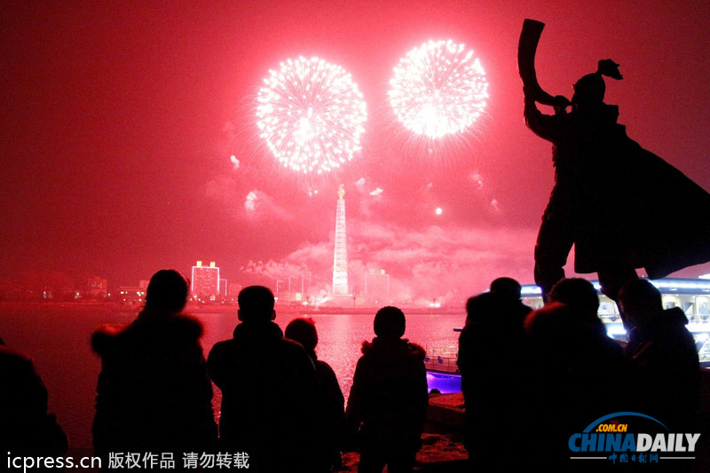 朝鮮舉行盛大煙花表演喜迎新年 民眾滿臉洋溢幸福