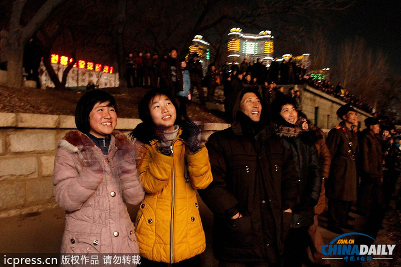 朝鮮舉行盛大煙花表演喜迎新年 民眾滿(mǎn)臉洋溢幸福