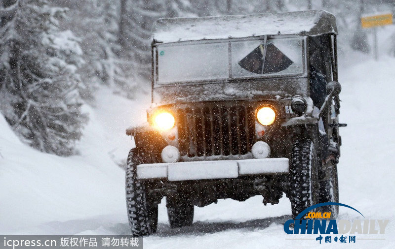 2014普拉耐經(jīng)典賽開幕 百歲老爺車暴雪中前行