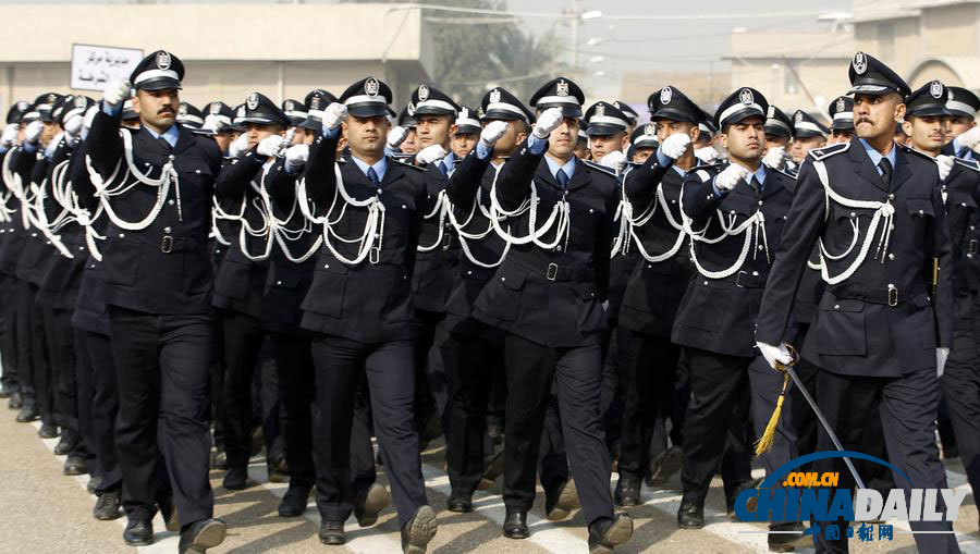 伊拉克舉行警察日慶典游行 或?yàn)榇驌?#8220;基地”氣焰