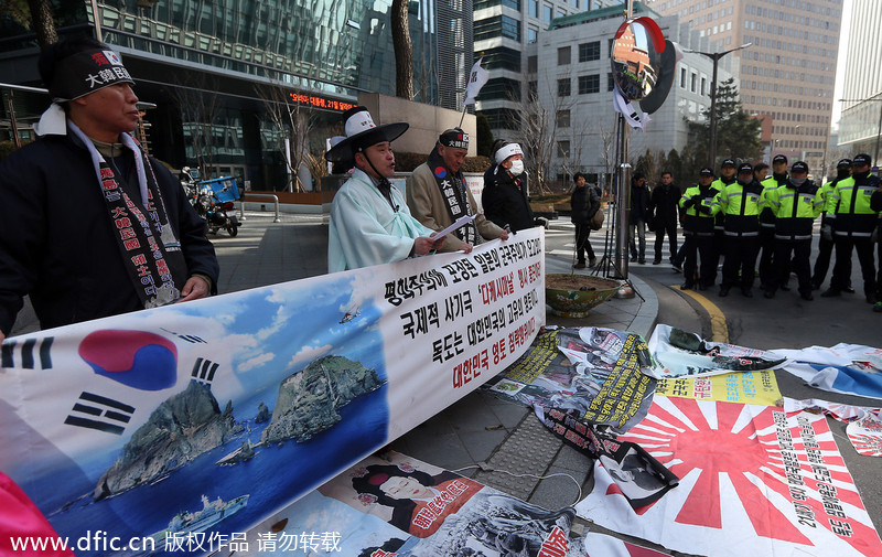 韓國民眾火燒日本軍旗 抗議其舉辦“竹島日”活動(dòng)