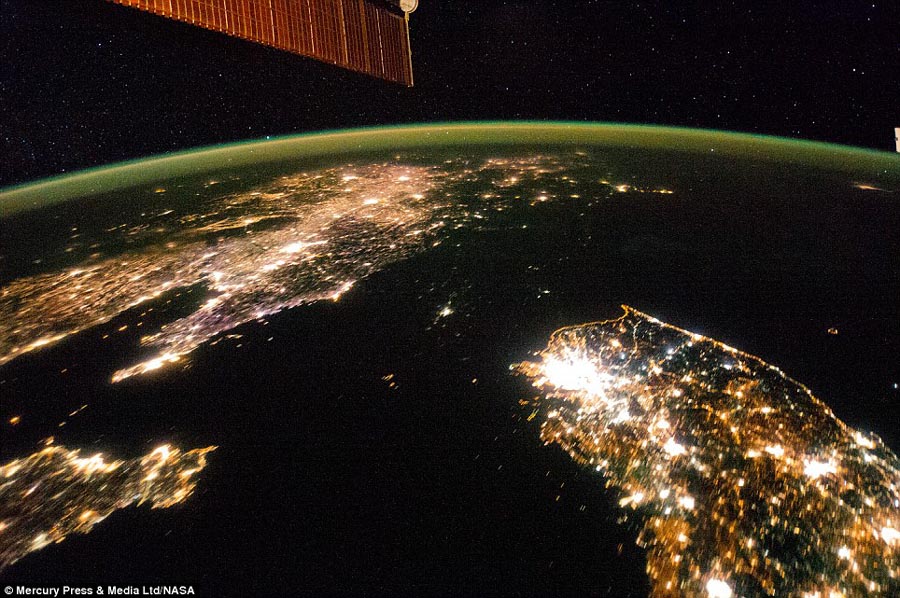 朝鮮半島夜晚燈光對(duì)比明顯 南邊燈火通明北邊漆黑一片