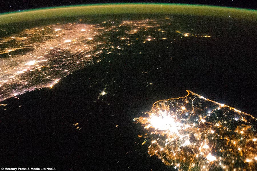 朝鮮半島夜晚燈光對比明顯 南邊燈火通明北邊漆黑一片