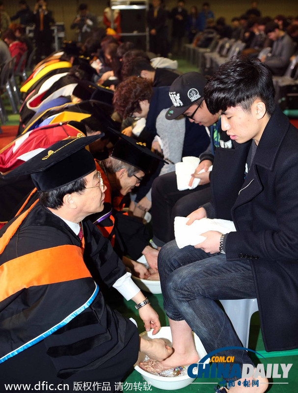 韓國(guó)大學(xué)校長(zhǎng)教授為學(xué)生集體洗腳表達(dá)關(guān)愛（圖）