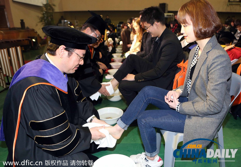 韓國大學(xué)校長教授為學(xué)生集體洗腳表達關(guān)愛（圖）