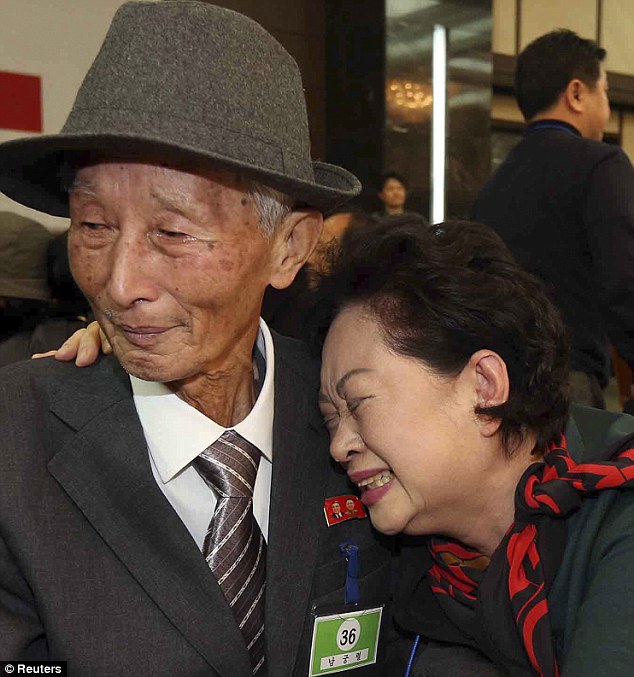 韓朝離散家屬團聚活動結(jié)束 難舍之情溢于言表