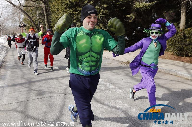 運(yùn)動員穿卡通服裝備戰(zhàn)波士頓馬拉松 為慈善奔跑歡樂多