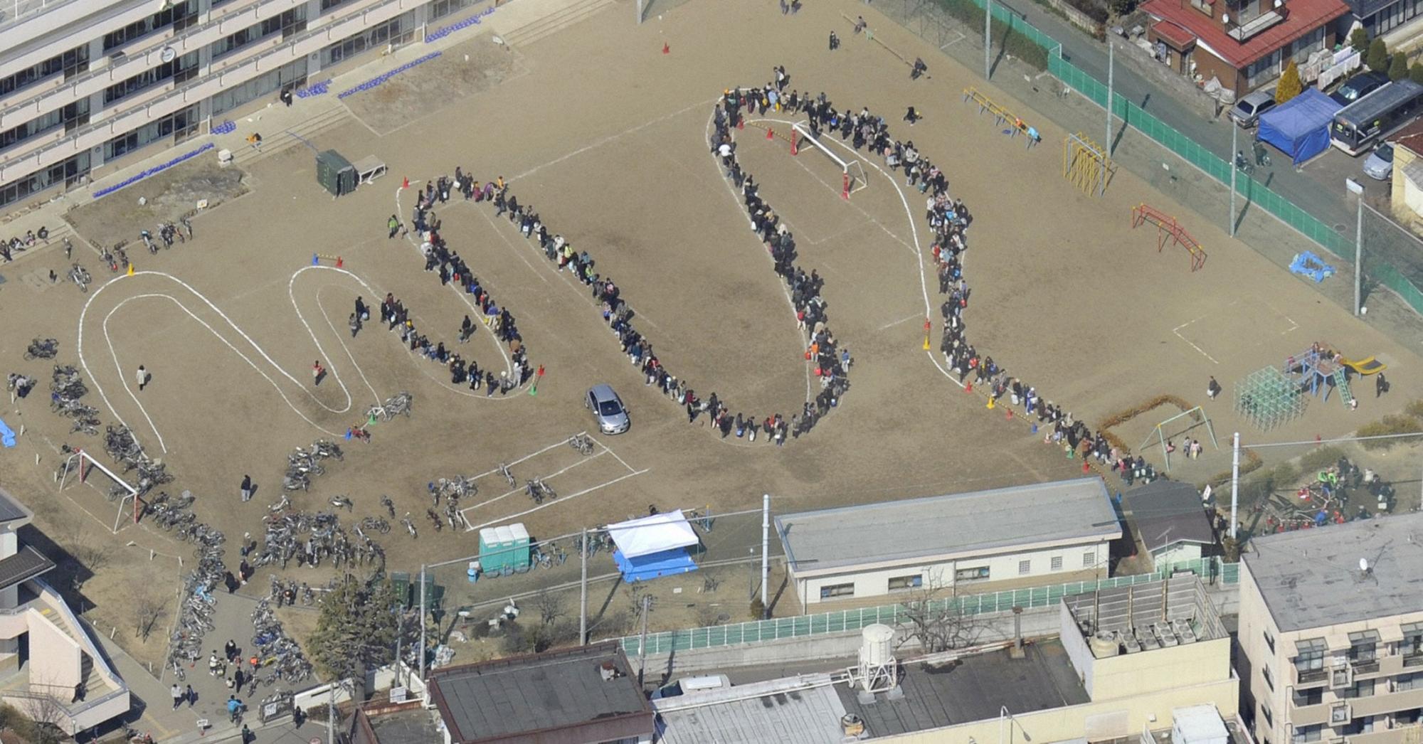 組圖：日強震廢墟中的家庭合影 救援人員全力搜救