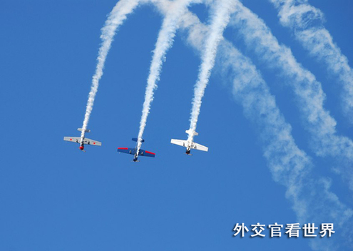輝舞藍(lán)天組圖－1（三等獎(jiǎng)）