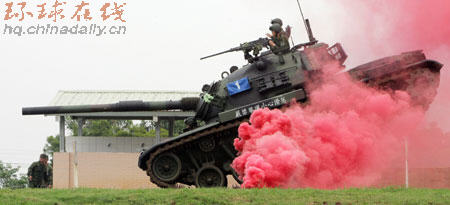 臺軍CM11主力戰(zhàn)車進行多項目操演