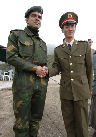 乃堆拉山口兩側(cè)的中印邊防軍人