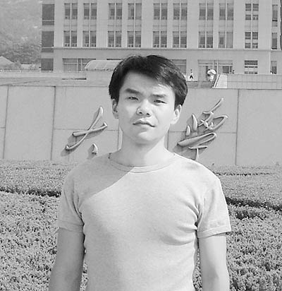 大學(xué)生利用電腦技術(shù)設(shè)計(jì)毛澤東號(hào)雙艦島航母