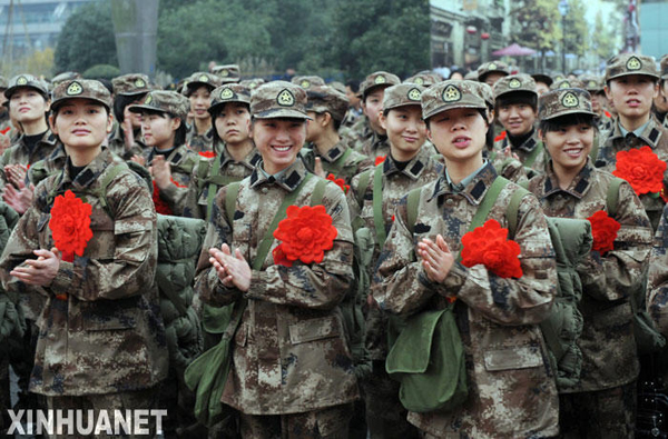 杭州首批女兵奔赴軍營(yíng)