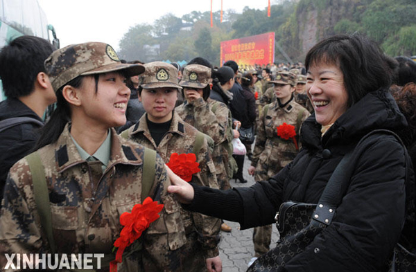 杭州首批女兵奔赴軍營(yíng)