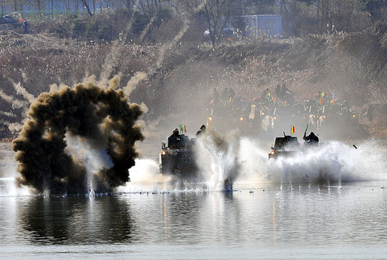 韓國(guó)陸軍進(jìn)行大規(guī)模渡河實(shí)戰(zhàn)訓(xùn)練