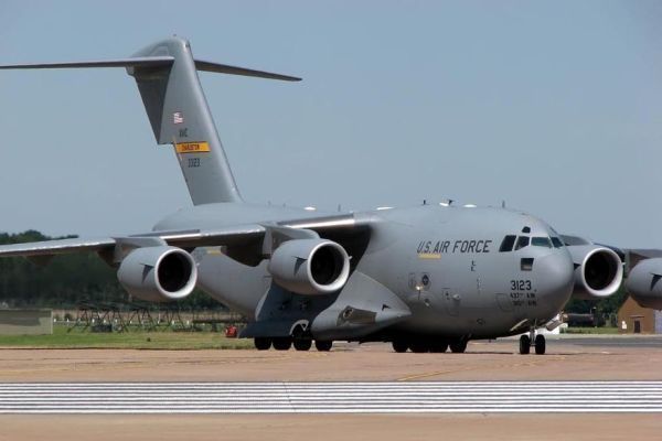英空軍C-17運(yùn)輸機(jī)