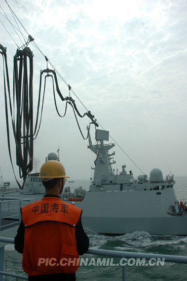 我國(guó)護(hù)航編隊(duì)強(qiáng)化訓(xùn)練應(yīng)對(duì)海盜活動(dòng)