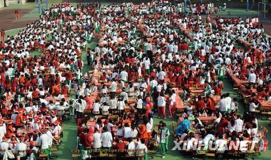 臺(tái)北一高中4千人一起搓湯圓迎冬至