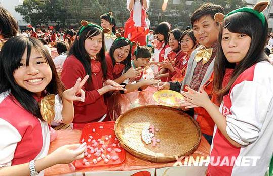 臺(tái)北一高中4千人一起搓湯圓迎冬至