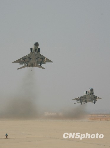 青島海軍航空兵駕戰(zhàn)機新年首飛