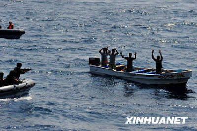 中國(guó)海軍護(hù)航編隊(duì)首次?？糠侵薷劭诩继? style=