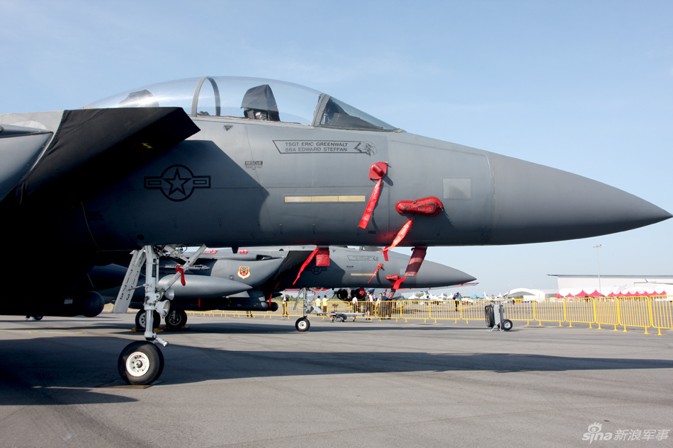 美國(guó)空軍展示兩架F－15E攻擊鷹戰(zhàn)斗轟炸機(jī)