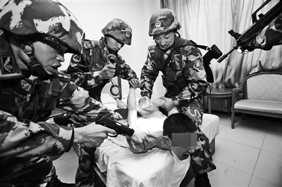 重慶打黑：武警運(yùn)兵車(chē)子夜出擊令黑勢(shì)力喪膽