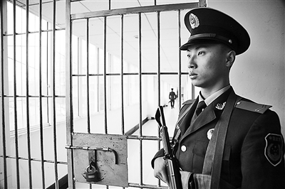 重慶打黑：武警運(yùn)兵車(chē)子夜出擊令黑勢(shì)力喪膽