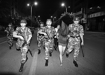 重慶打黑：武警運(yùn)兵車(chē)子夜出擊令黑勢(shì)力喪膽