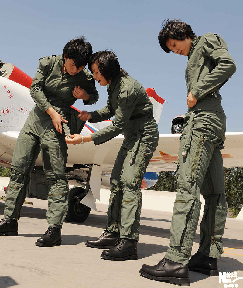 節(jié)日特輯：翱翔在藍(lán)天下的女殲擊機(jī)飛行員