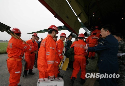 空軍出動大型運(yùn)輸機(jī)運(yùn)送救援人員和設(shè)備[組圖]