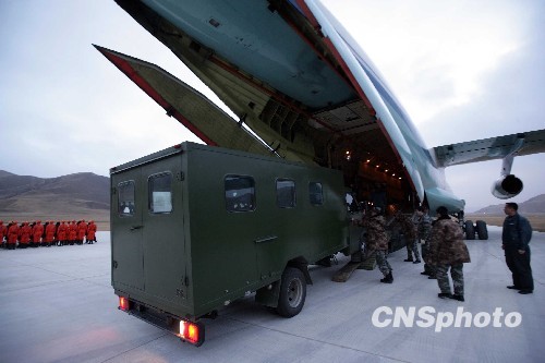 空軍出動大型運輸機運送救援人員和設(shè)備[組圖]