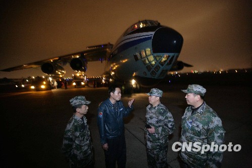 空軍出動大型運輸機運送救援人員和設(shè)備[組圖]