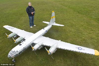 世界最大模型飛機不懼火山灰 趁封閉領空展翼翱翔