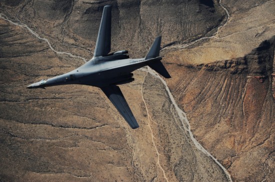 組圖:美空軍公開(kāi)B-1B轟炸機(jī)群空中訓(xùn)練照