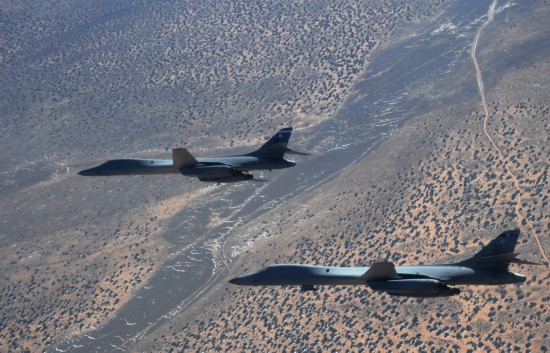 組圖:美空軍公開(kāi)B-1B轟炸機(jī)群空中訓(xùn)練照